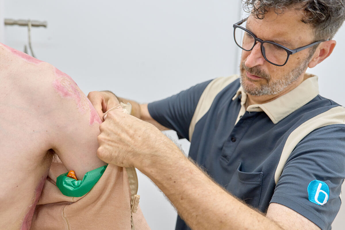 Enfilage des vêtements de compression  Anziehen der Kompressions-Bekleidung