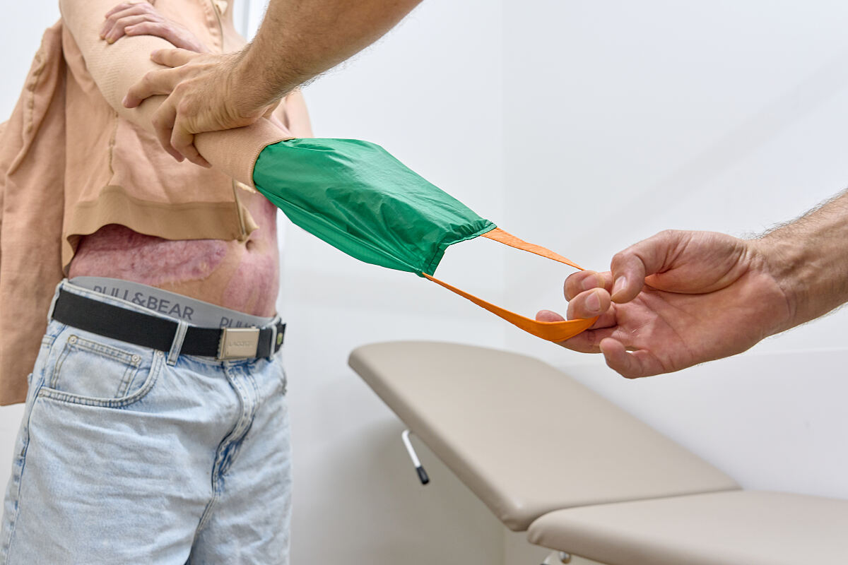 Enfilage des vêtements de compression  Anziehen der Kompressions-Bekleidung